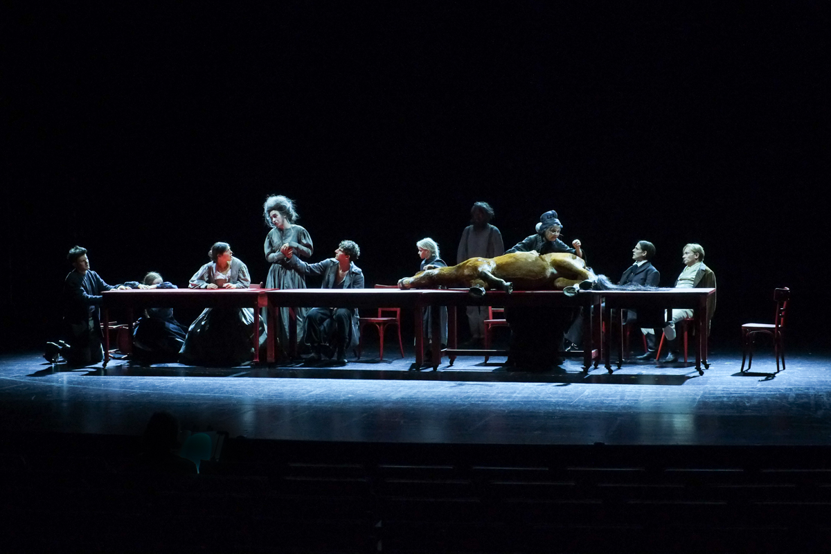 Marmeladovs Trauerfeier als letztes Abendmahl auf der Bühne im Schauspiel Stuttgart, die Szene wirkt wie ein Renaissance Gemälde.