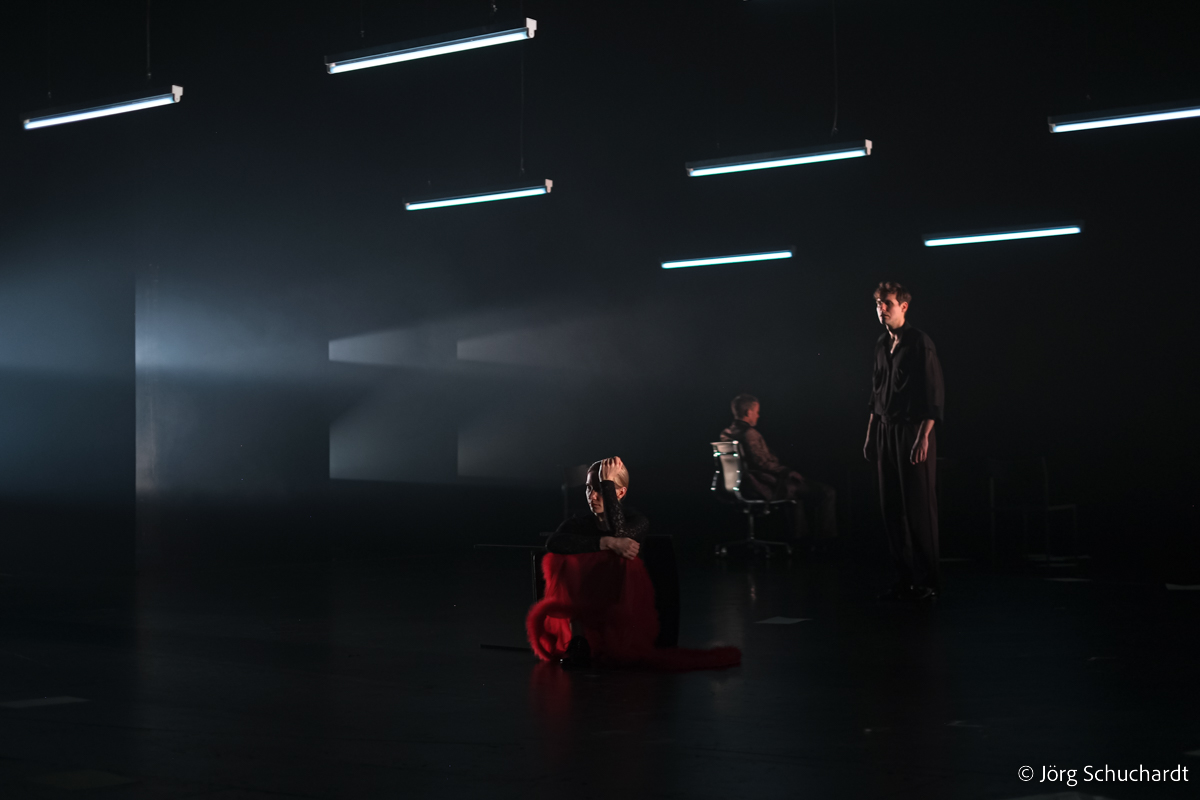 Jörg Schuchardts dramatic lighting design for Don Carlos in Staatstheater Stuttgart. A scene with Elisabeth, Carlos and King Philip.