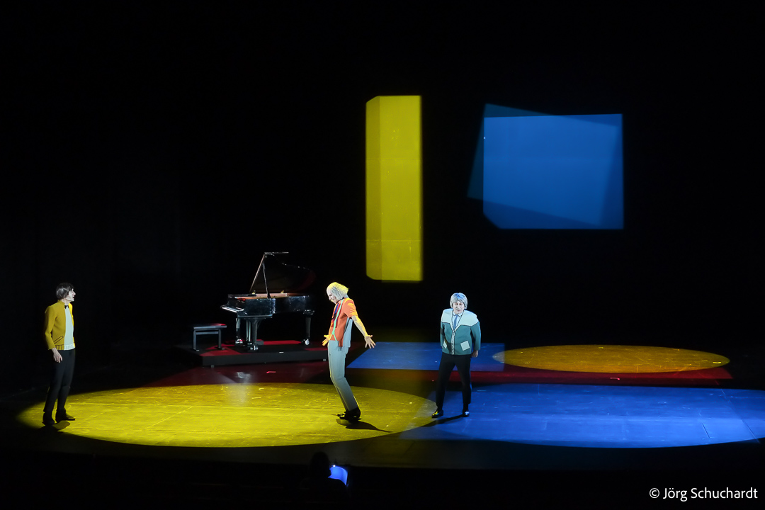 Bauhaus Formen tanzen über die Bühne in Stockmanns Uraufführung von Das Portal am Schauspiel Stuttgart - Lichtdesign: Jörg Schuchardt